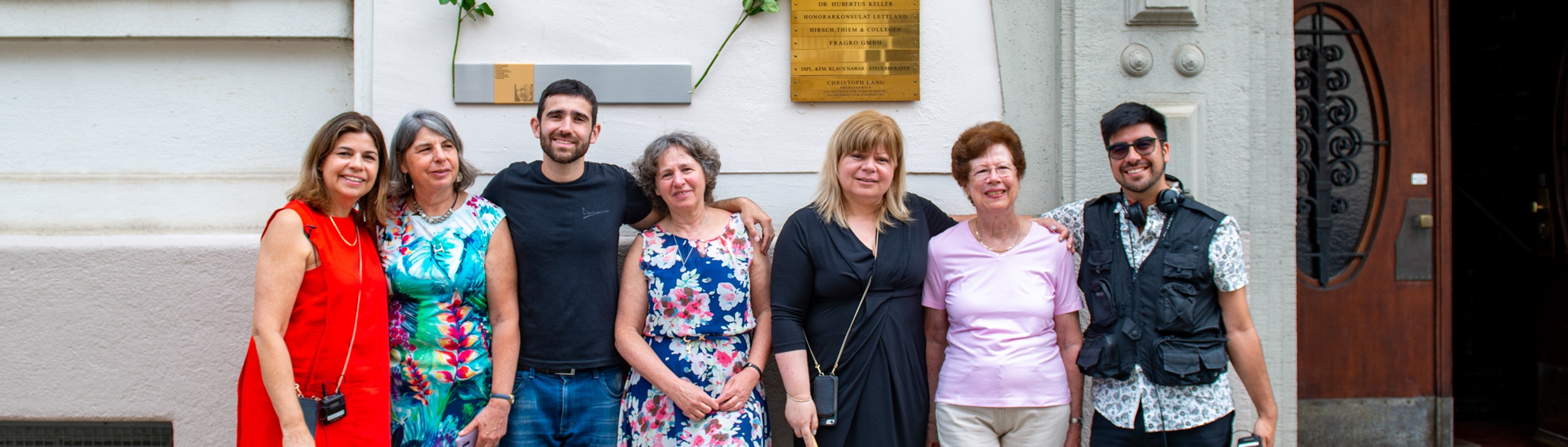 Gruppenfoto vor dem Erinnerungszeichen für Alexander Lubranczyk