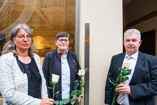 Stadträtin Sonja Haider, Dr. Eva Strauß, Initiatorin des Erinnerungszeichens, und Hubert Bittlmayer, Amtschef des Bayerischen Staatsministeriums für Ernährung, Landwirtschaft und Forsten