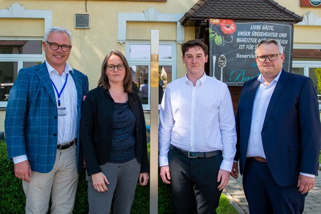 Schulleiter Anton Hrovath, Lehrerin Christine Riesenhuber, und Schüler Leander Ross von der Europäischen Schule München mit dem Stadtrat Sebastian Schall