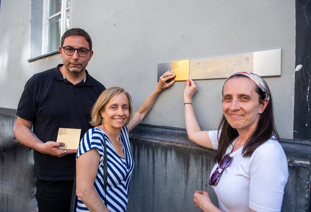 Stefan Jagel and relatives with Memorial Signs for Eli and Judith Steinberg