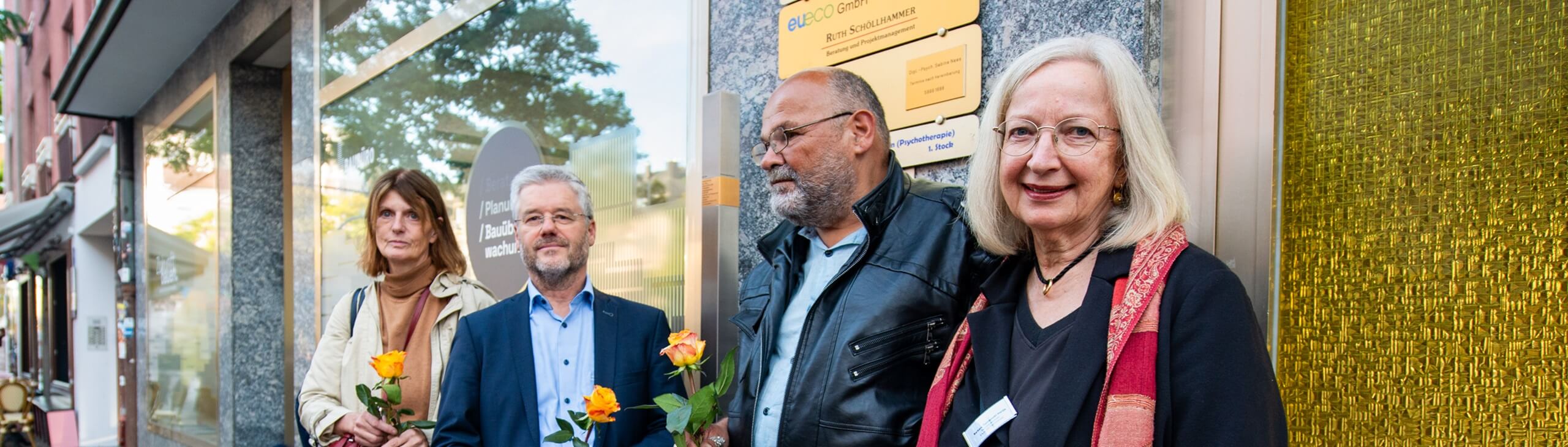 Vor dem Erinnerungszeichen für Hedwig Schuster