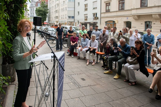 Eva Bruns, Sprecherin der Eigentümergemeinschaft der Hans-Sachs-Straße 13 und Initiatorin der Erinnerungszeichen