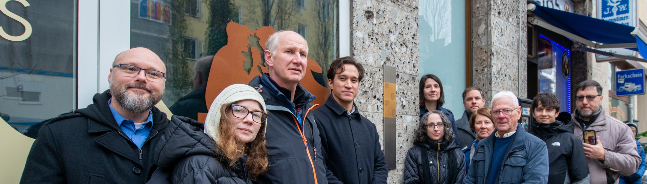 Gruppenfoto vor dem Erinnerungszeichen für das Ehepaar Both