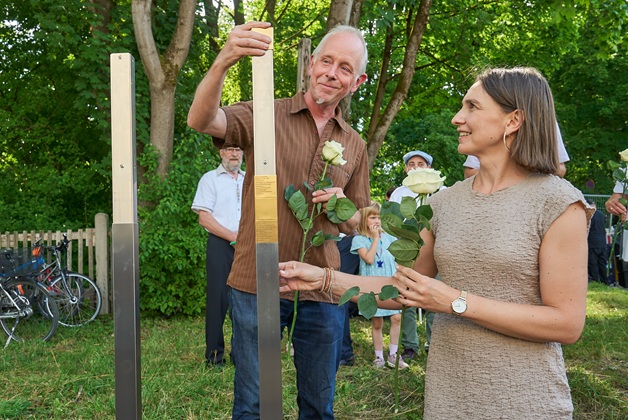 Mitglieder der Siedlervereinigung bringen ein Erinnerungszeichen an