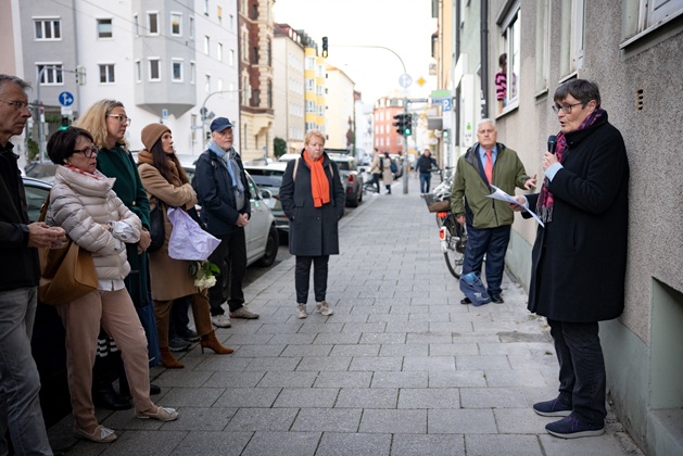 Dr Eva Strauß reads the biography of Franz Fellner