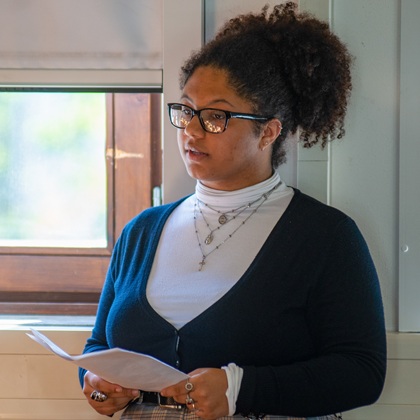 Student of the Wittelsbacher Gymnasium reads a biography