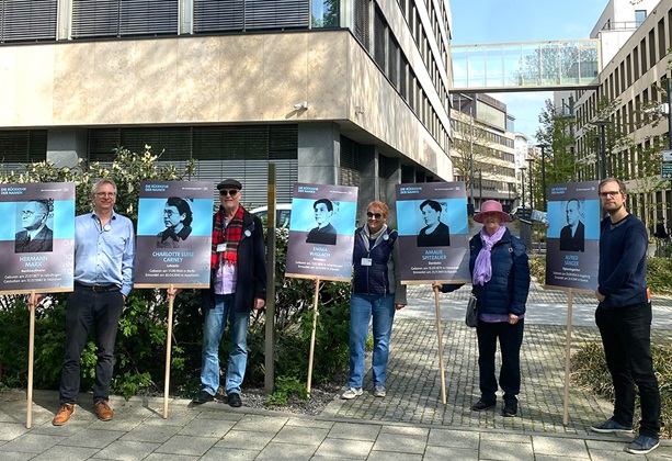 Münchner*innen mit Schildern für Carney, Marx, Sänger, Spitzauer und Wallach am Franz-Josef-Strauß-Ring