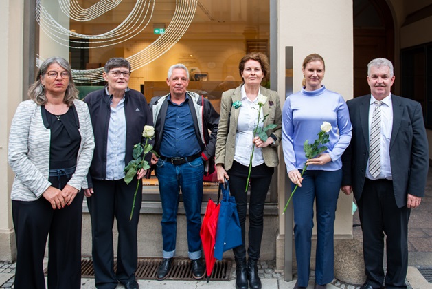 Gruppenbild mit dem Erinnerungszeichen für Dr. Gustav Wiener