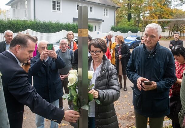 Stadtrat Andreas Babor, Barbara Hutzelmann von Public History München und Stephan Weiß, Enkel von Prof. Kurt Huber