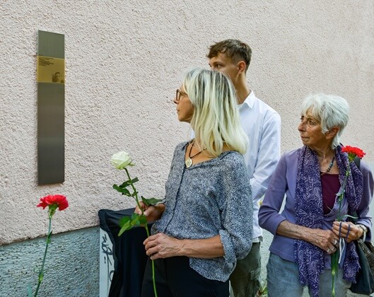 Angehörige neben dem Erinnerungszeichen