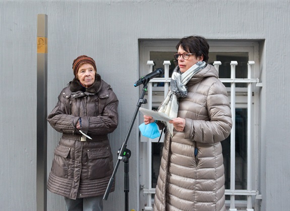 Edith Römer, Angehörige und Initiatorin der Erinnerungszeichen, und Barbara Hutzelmann von Public History München