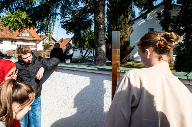 Schüler*innen betrachten die Erinnerungszeichen