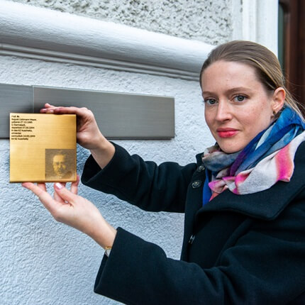 Isabell Gruber bringt das Erinnerungszeichen für August Liebmann Mayer an