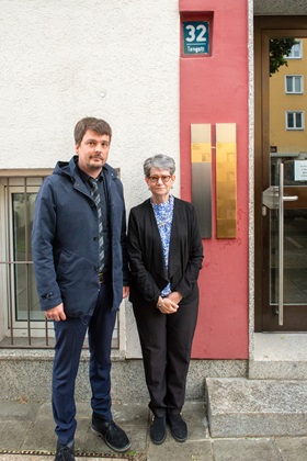 Dr. Daniel Baumann, Amtsleiter des Stadtarchivs München, und Nancy Freund-Heller