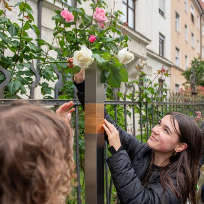 The Memorial Signs for Frida und Benedikt Frank are being installed