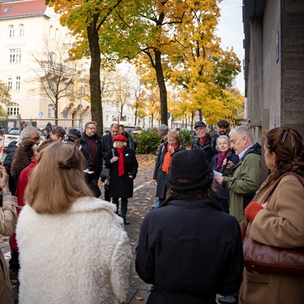 Anbringung der Erinnerungszeichen in der Franz-Josef-Str