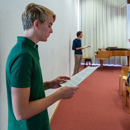 Student of the Wittelsbacher Gymnasium reads a biography