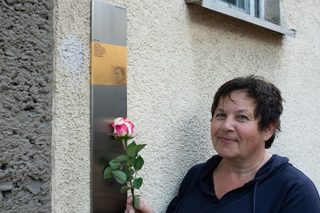 Christiane Metz vom Bezirksausschuss Ramersdorf-Perlach mit dem Erinnerungszeichen für Ella Stadler