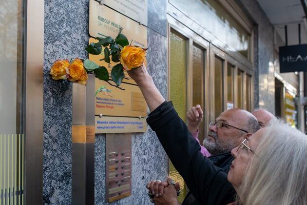 Dr. Barbara Turczynski-Hartje legt Blumen auf das Erinnerungszeichen