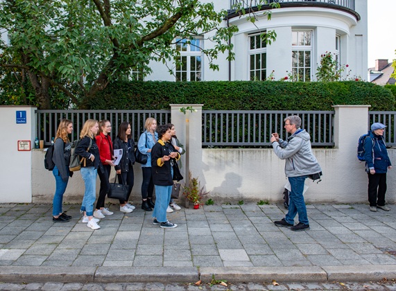 Schülerinnen einer Geschichts-AG vor dem Erinnerungszeichen für Ruth Levinger