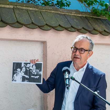 Daniel Ammann showing a photography of the Krämer family