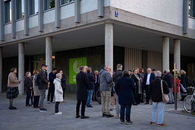 Installation of the Memorial Sign for Georg Bautler in front of the Goethe Institute headquarters at Oskar-von-Miller-Ring 18