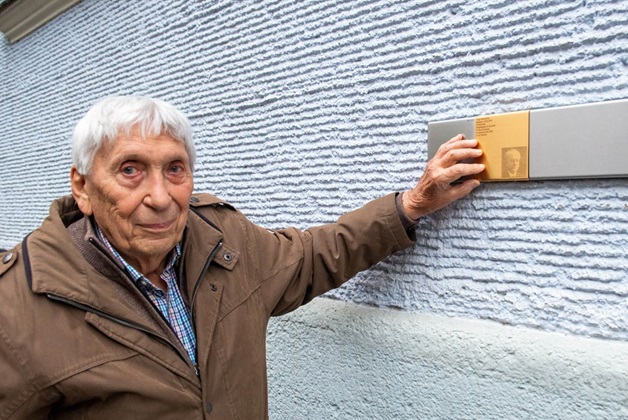 Richard Lauchner, grandson of Hugo Rothschild, with the Memorial Sign