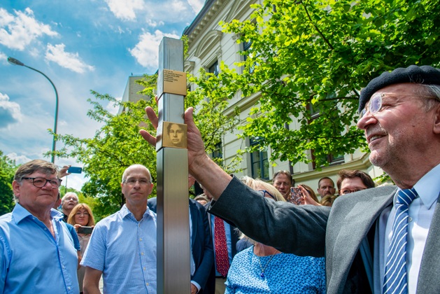Klaus Bäumler bringt die Erinnerungszeichen an