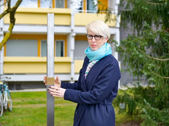 Bürgermeisterin Katrin Habenschaden bringt ein Erinnerungszeichen an