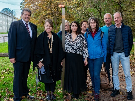 Gruppenbild mit dem Erinnerungszeichen für Heinz Herszdörfer