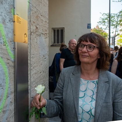 Relative with the Memorial Sign for Arnold Springer