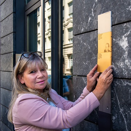 Stadträtin Gabriele Neff beim Anbringen der Erinnerungszeichen