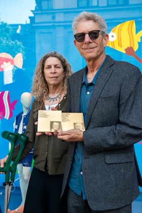 David und Judy Kirschner with the Memorial Signs for their relatives Ida and Emanual Kirschner