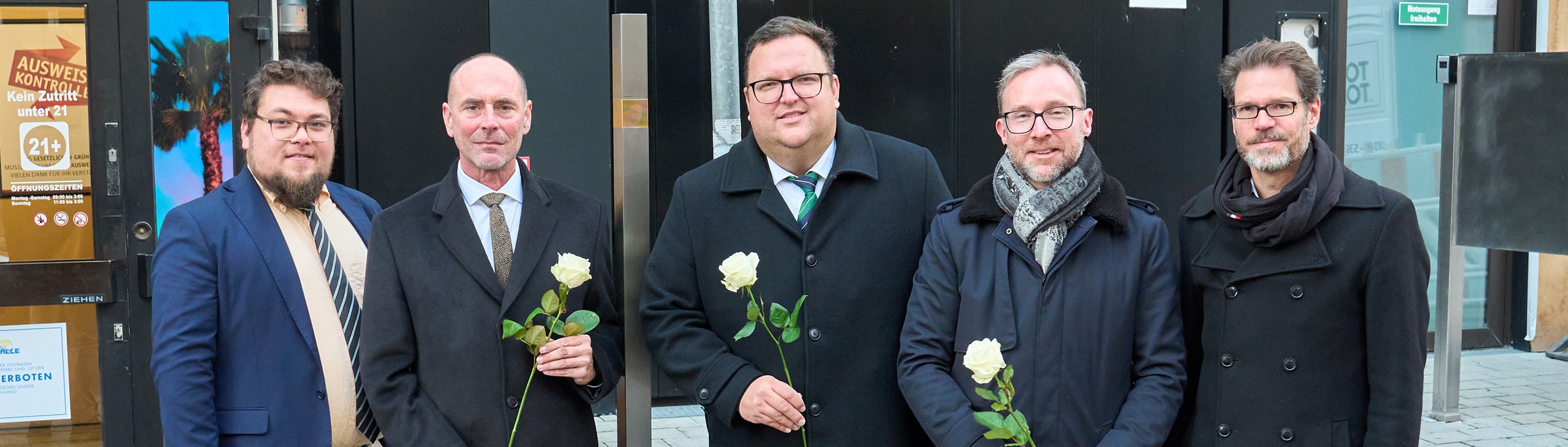Gruppenbild mit dem Erinnerungszeichen für Siegmund Oppenheimer