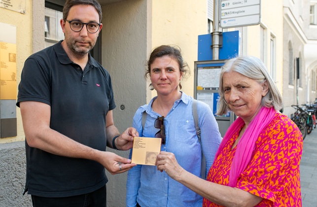 Councillor Stefan Jagel and relatives of Anna Riedner
