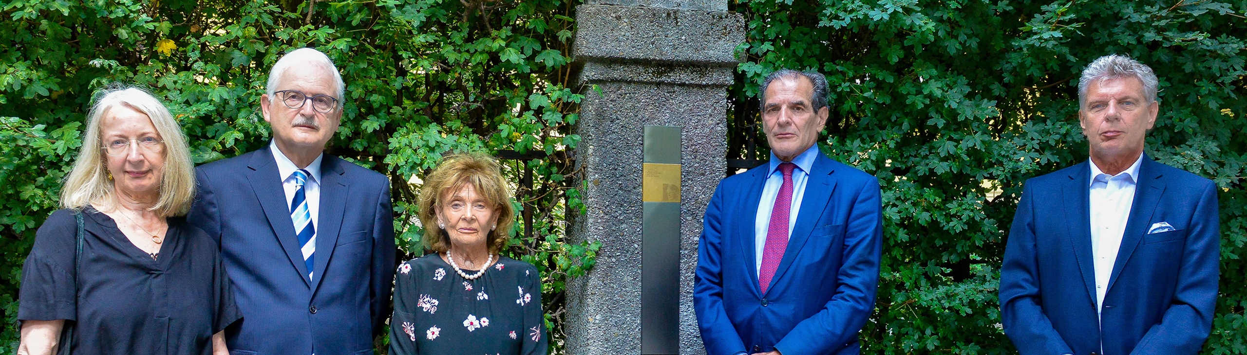 Gruppenbild mit Erinnerungszeichen für Albertine Neuland
