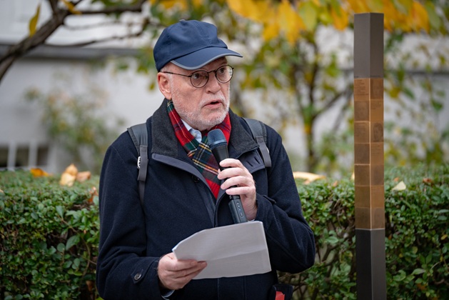 Klaus Peter Münch from ErinnerungsWerkstatt München e. V. reads out the biographies