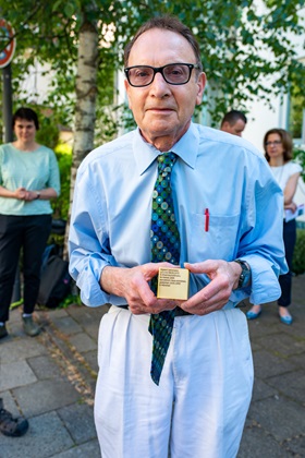 Samuel Cahnmann with the Memorial Sign for Sigwart Cahnmann