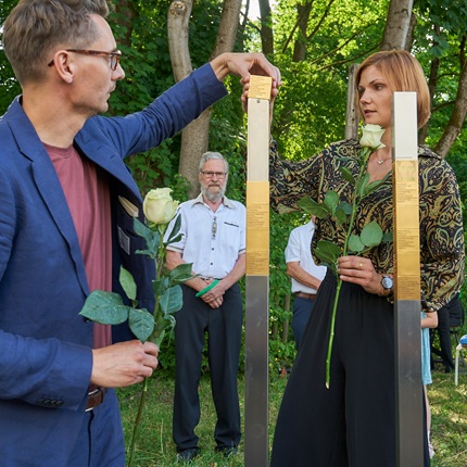 Erinnerungszeichen für die Zwangsarbeiter*innen in Neuaubing werden angebracht