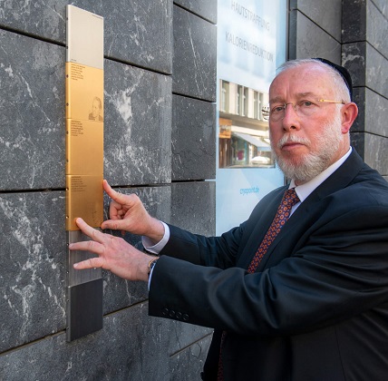 Shmuel Aharon Brodman, Rabbiner der Israelitischen Kultusgemeinde München und Oberbayern, mit den Erinnerungszeichen für die Familie Bacharach