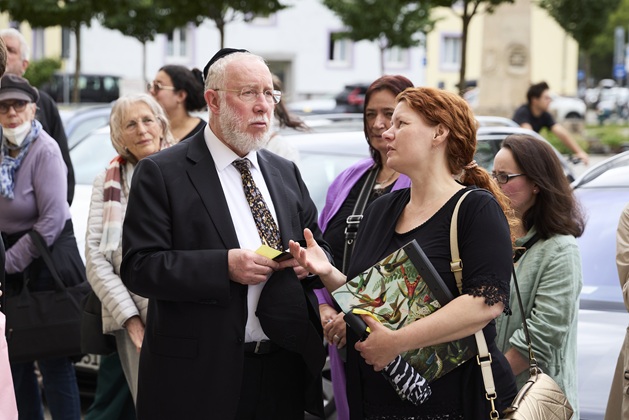 Rabbiner Shmuel Aharon Brodman im Gespräch mit Stadträtin Gudrun Lux