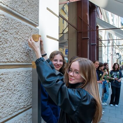 A relative installs the Memorial Sign for Rosa Reis