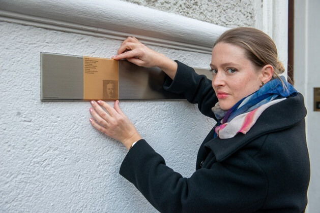 Isabell Gruber mit dem Erinnerungszeichen für Prof. Dr. August Liebmann Mayer