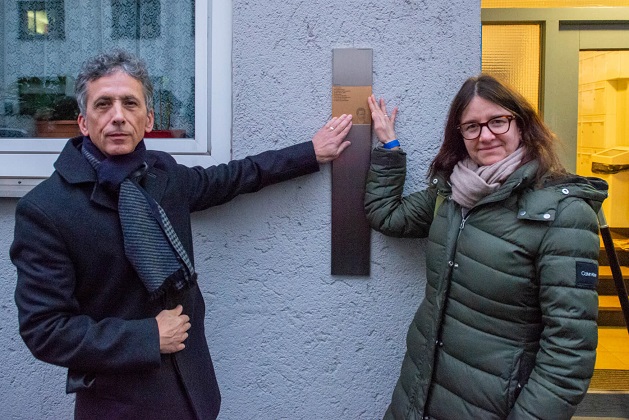 Geoff Kronik und Kathrin Abele vor dem Erinnerungszeichen