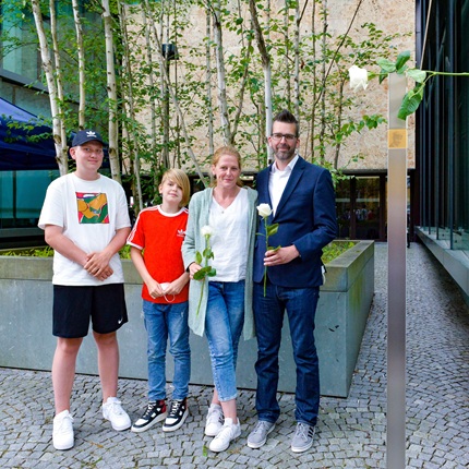 Familie Lickes mit dem Erinnerungszeichen für Dr. Karl Josef Weigang