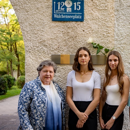 Stadträtin Heike Kainz mit den Auszubildenden Eva Lippacher und Eva Renner