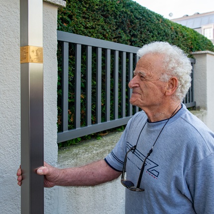 Angehöriger mit dem Erinnerungszeichen für Ruth Levinger