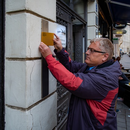 Erinnerungszeichen für Max Ursprung wird angebracht