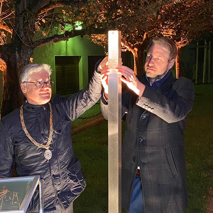  Stadtrat Winfried Kaum und Bürgermeister Matthias Kohlmayer bringen das Erinnerungszeichen an