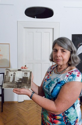 Andrea Seelenfreund mit historischer Fotografie in der ehemaligen Wohnung von Alexander Lubranczyk